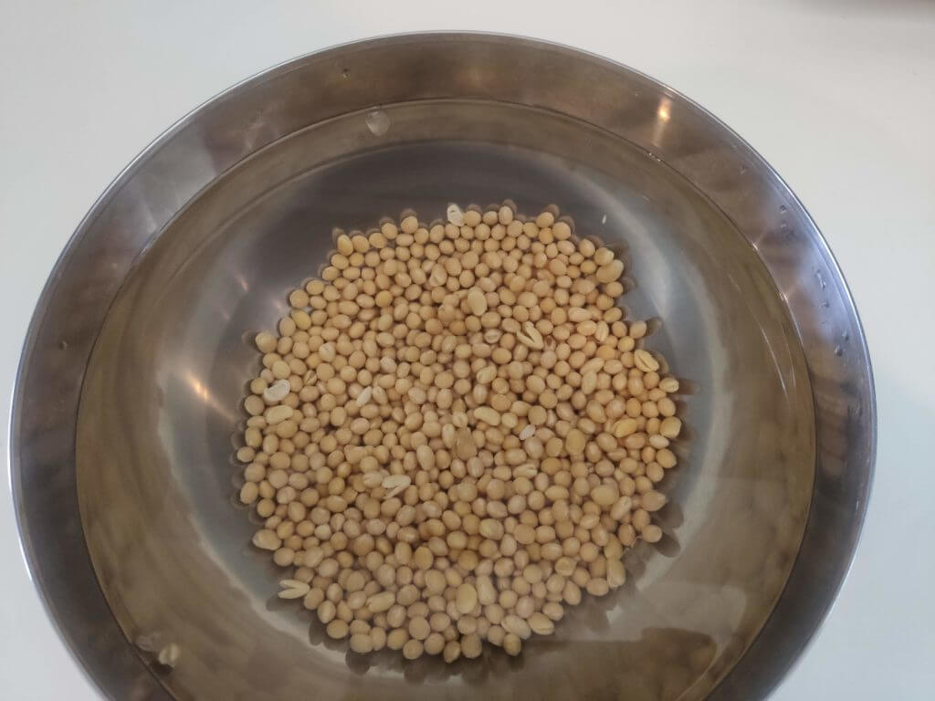 納豆の作り方①大豆を水につける